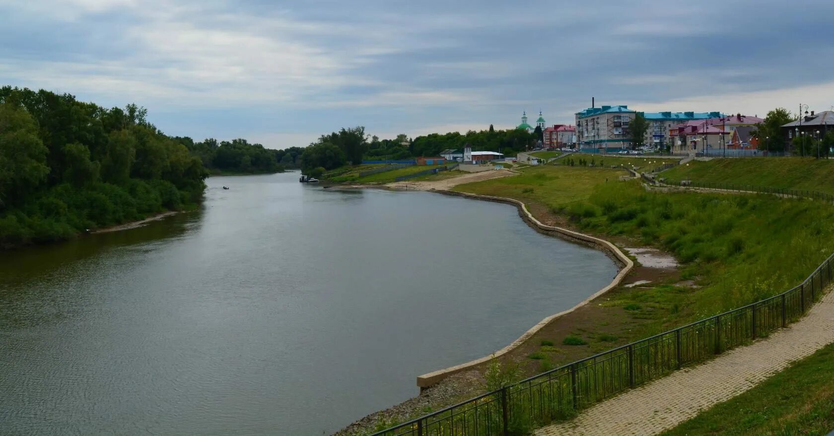 Большой остров ишим. Набережная города Ишима. Река Ишим Тюменская область. Город Ишим река. Набережная Ишим Тюменской области.