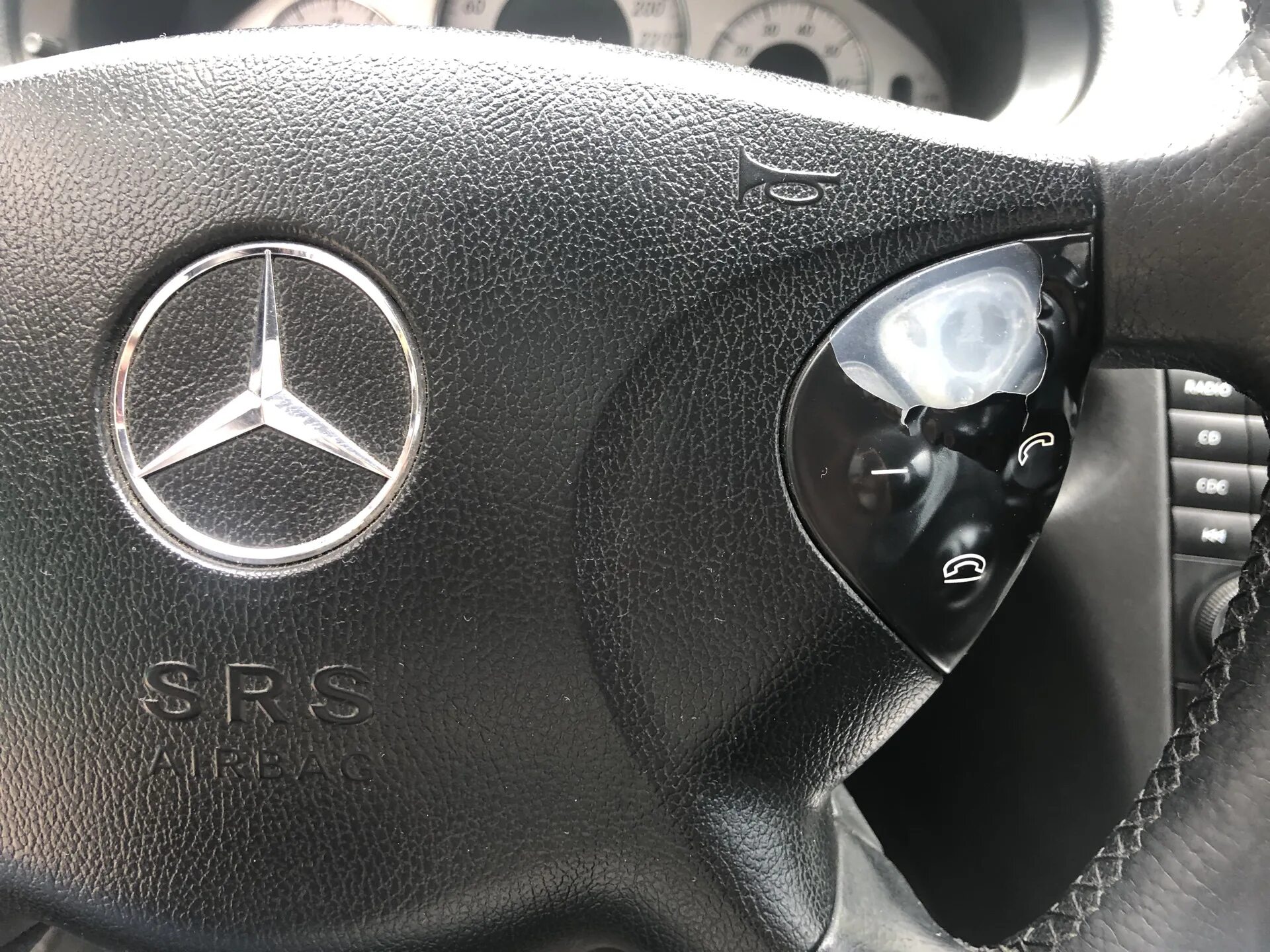 Крепление для кнопок на баранку руля. Как поменять кнопки на руле. Разъём key на руле киа рио 3. Разъем клаксона на руле киа рио. Как поменять кнопки на руле.