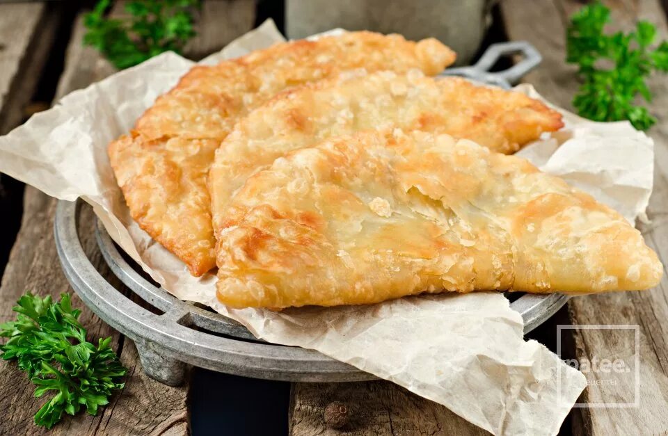 Рецепт вкусных хрустящих чебуреков с мясом. Пирожки крымские чебуреки. крымские чебуреки приготовление. крымские пирожки с мясом. чебуреки на черном фоне.
