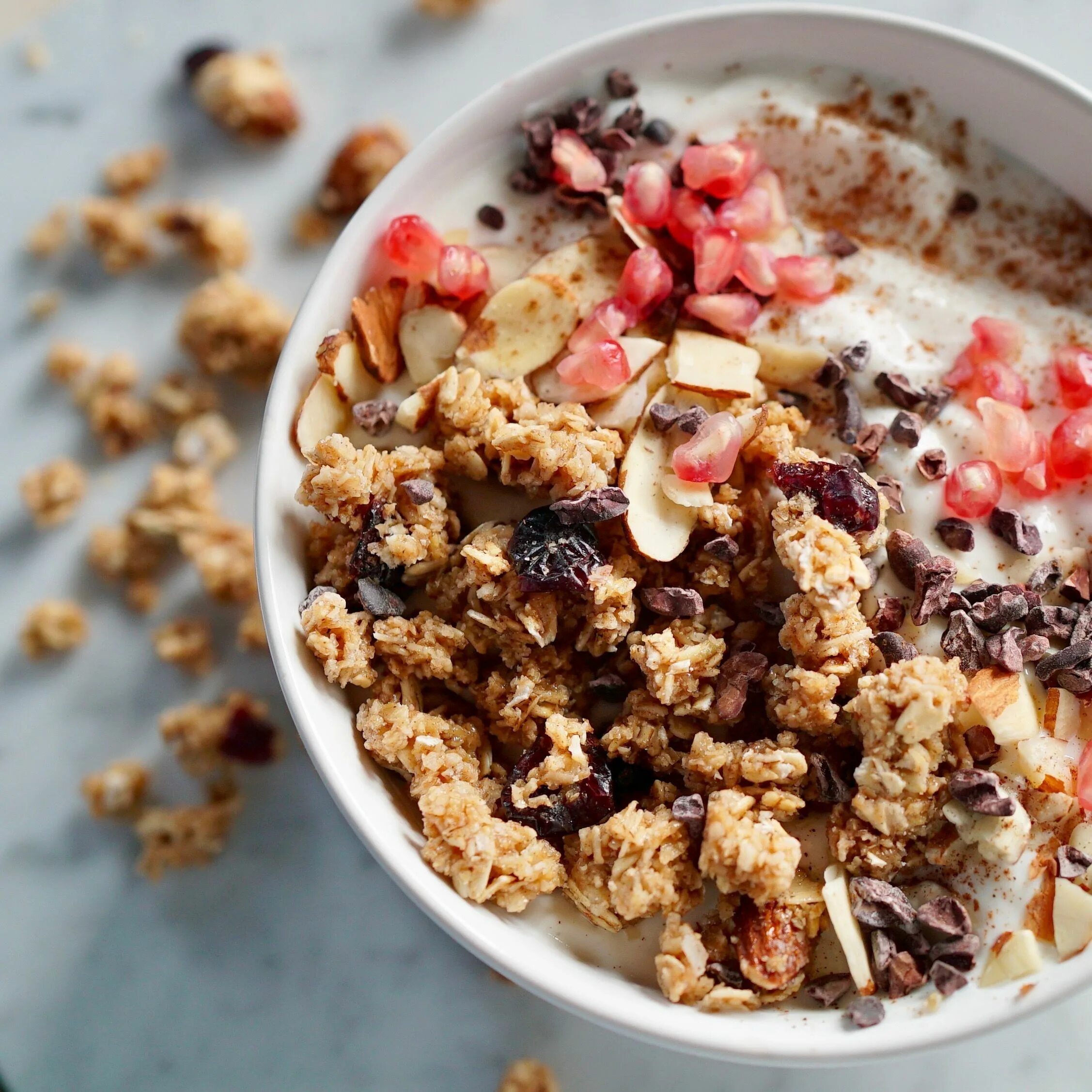 Гранола с чиа. Гранола домашняя из овсяных хлопьев. Корни мюсли с медом. Овсянка, мюсли, гранола. Как едят гранолу правильно.