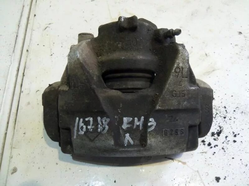 Дастер h4m передние колодки. Передние суппорта рено дастер. Суппорт дастер. Суппорт тормозной передний рено дастер 1. Суппорт дастер 1.