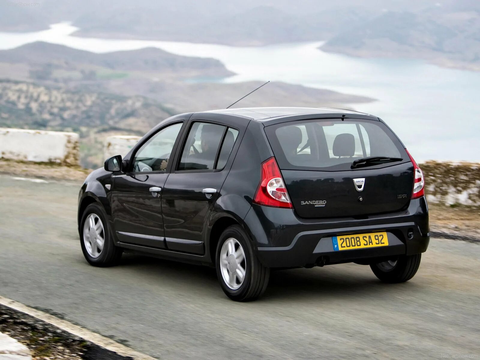 Рено сандеро сколько литров. Renault Sandero 2008. Рено Сандеро Дачия. Рено Сандеро хэтчбек 2008. Дачия Сандеро 2008.