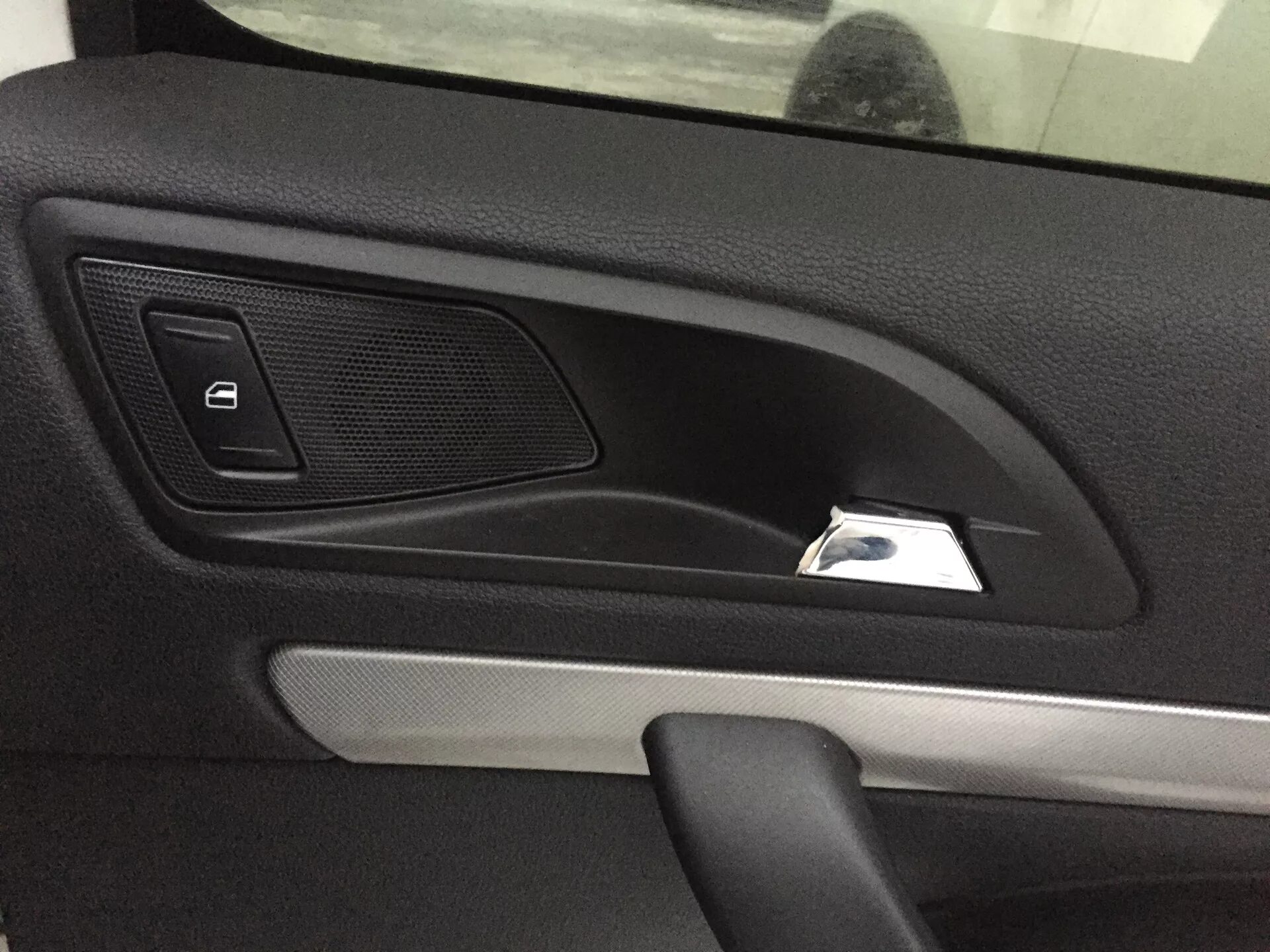 Ручка двери на шкоду суперб. Ручка двери внутренняя шкода суперб 1. Ручка водительской двери внутренняя шкода а5. Ручки внутренние шкода. Внутренние ручки закрывания дверей на шевроле кобальт.