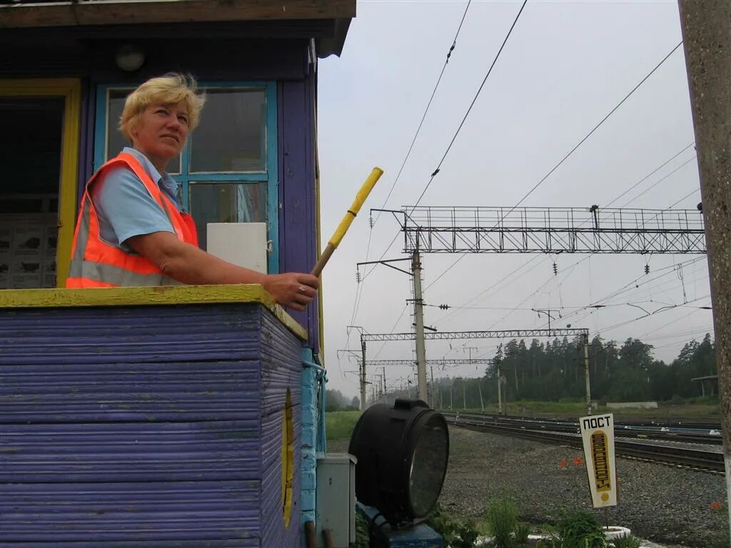 Дежурный железной дороги. Дежурный по железнодорожному переезду. Дежурный по ЖД переезду. Пост дежурного по переезду. Дежурный на ЖД переезде.