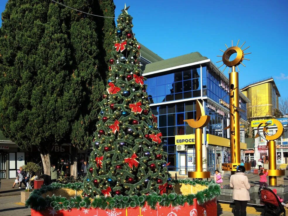 сочи главная елка 2022 адлер. куда сходить в адлере в январе. елка в адлере. елка в адлере 2022. океанариум дискавери адлер.