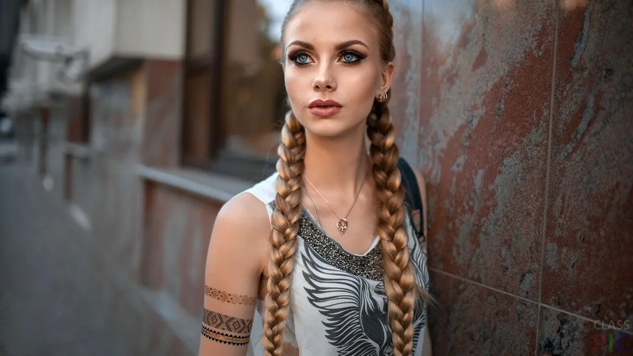 Прически косы для девочек. Косы на длинные гу тыеволосы. Женщины с косами. Очень длинные волосы. Две длинные косы.