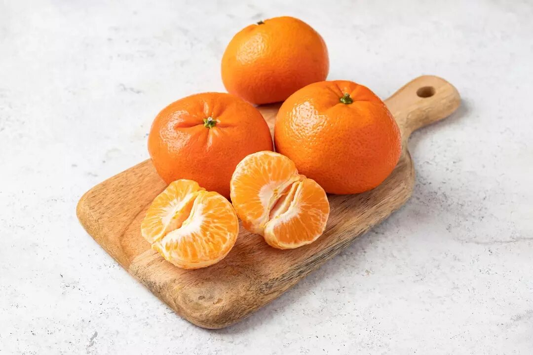 Мандарины муркот. Муркотт сорт мандарин. Мандарин на белом фоне. Мандарины сорт фримонт. Муркотт сорт мандарин.