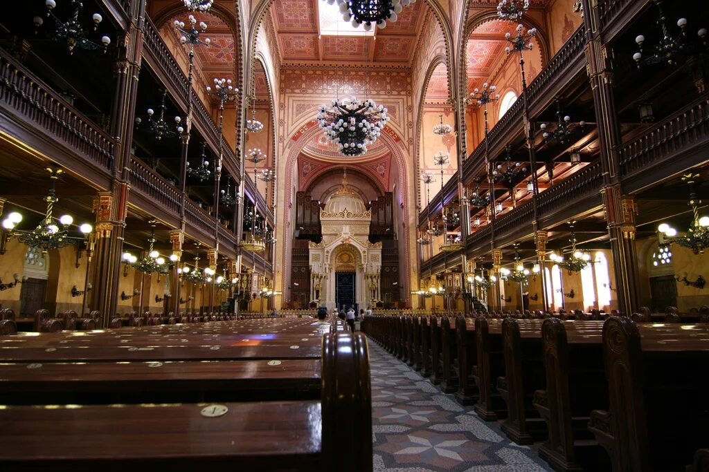 Rumbach street synagogue. Староновая синагога интерьер\. Подвалы синагоги. Подземная синагога. Подвал под церковью.