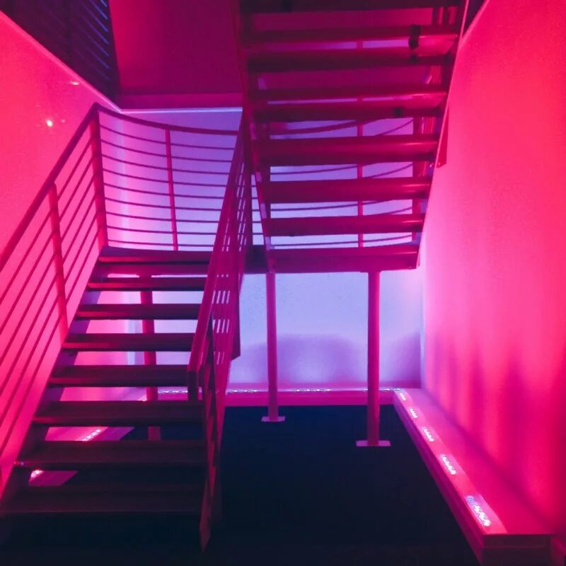 Неон эстетика. Неоновый фиолетовый. Фиолетовый свет. Комната с подсветкой эстетика. Неоновое освещение.