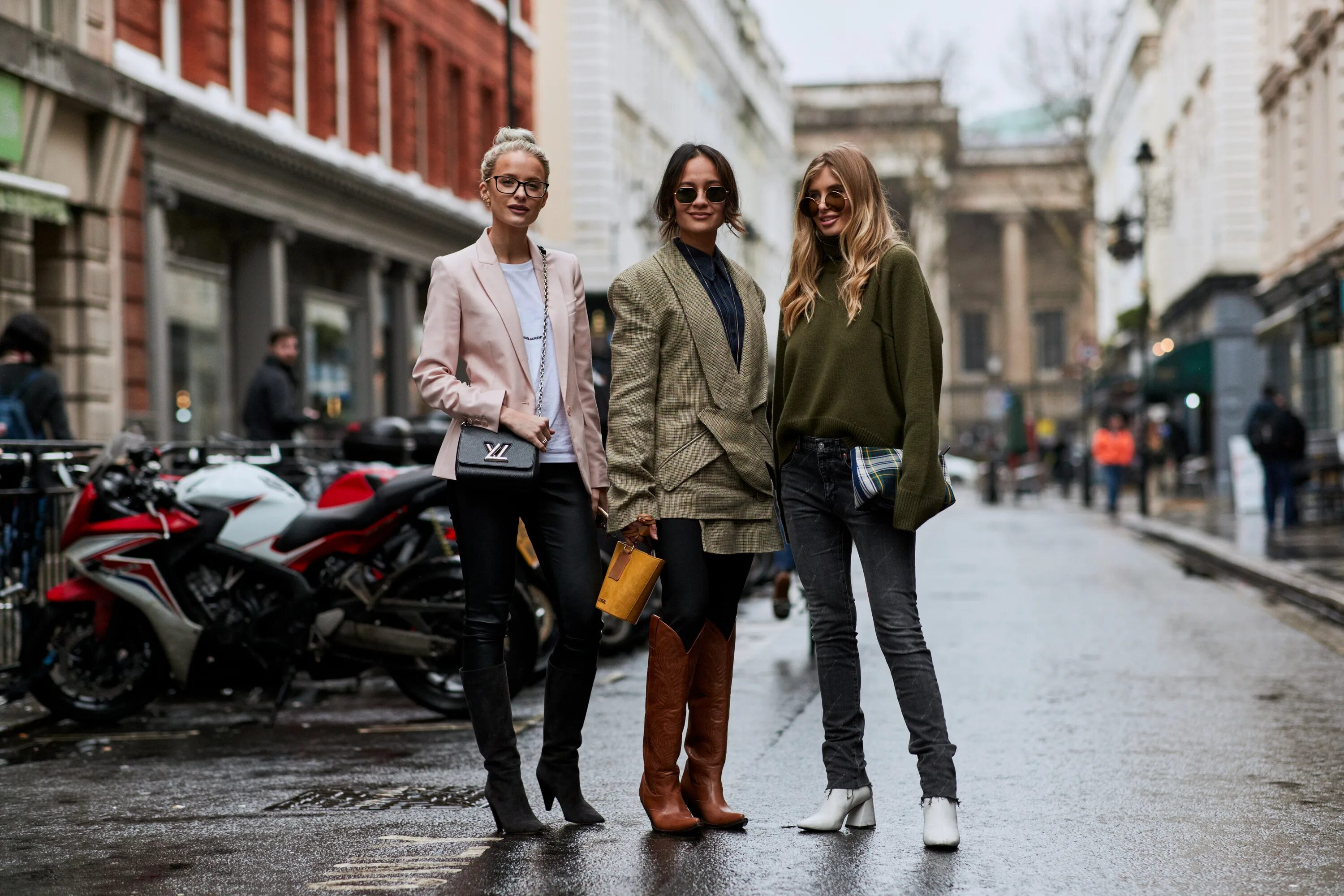 девушка в мужских вещах. лондонский стиль 2022. анна style byanna. стрит стайл израиль. свитер вместо шарфа стрит стайл.