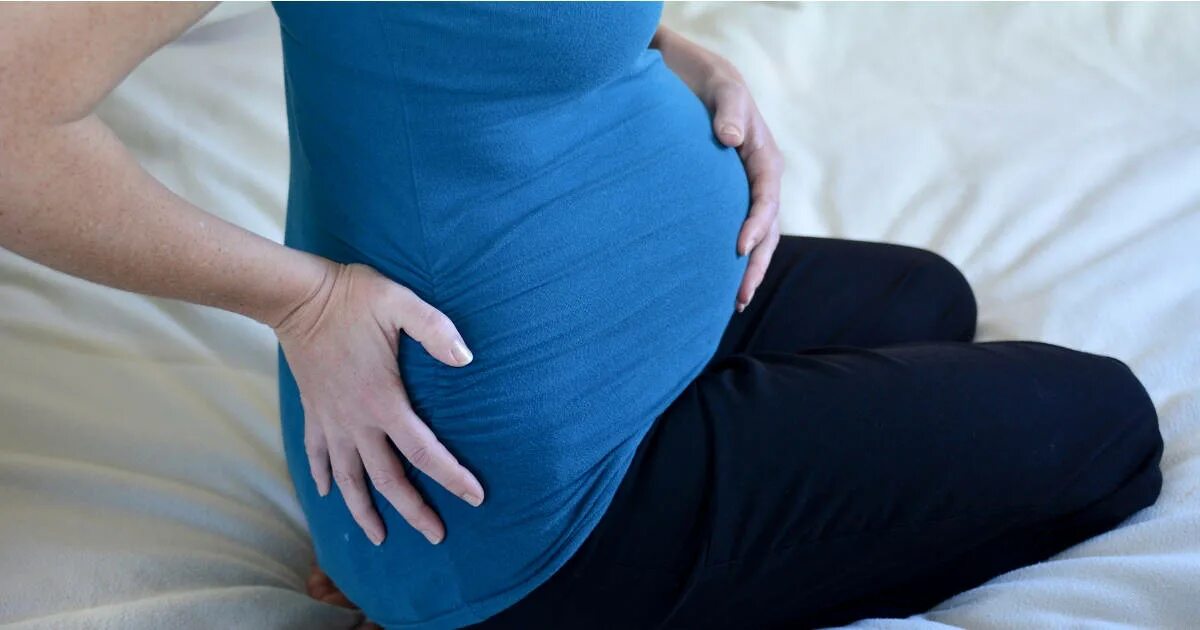 Тянет живот третий триместр. Боли в животе у беременных. Беременность болит живот. Бока при беременности.