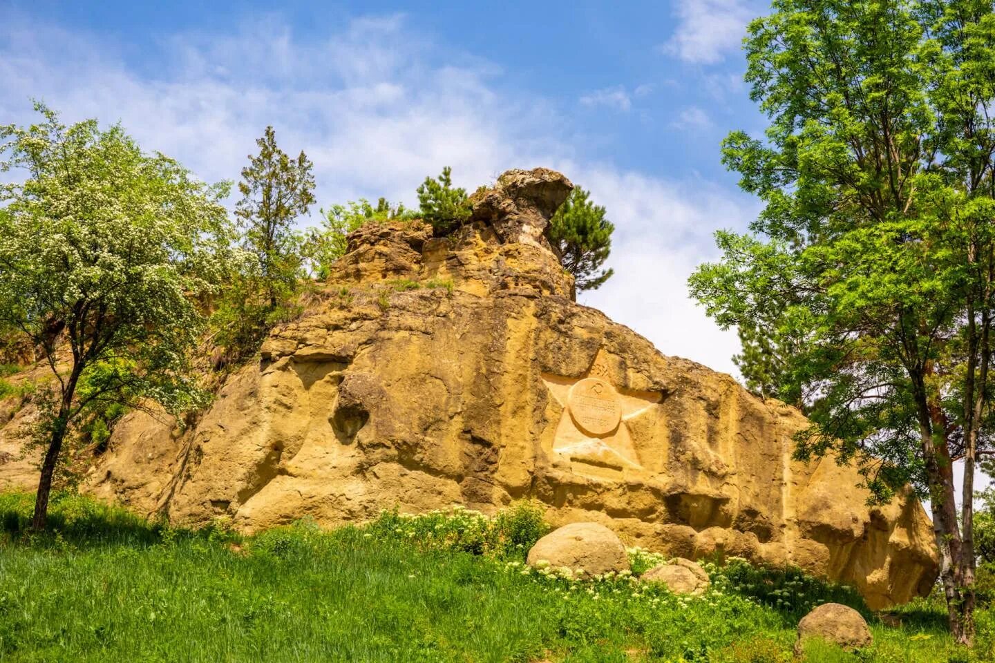 Кисловодск погулять. Кисловодский парк синие камни. Скалы синие камни Кисловодск. Кисловодский парк серые камни. Парк Кисловодск камень Лермонтова.