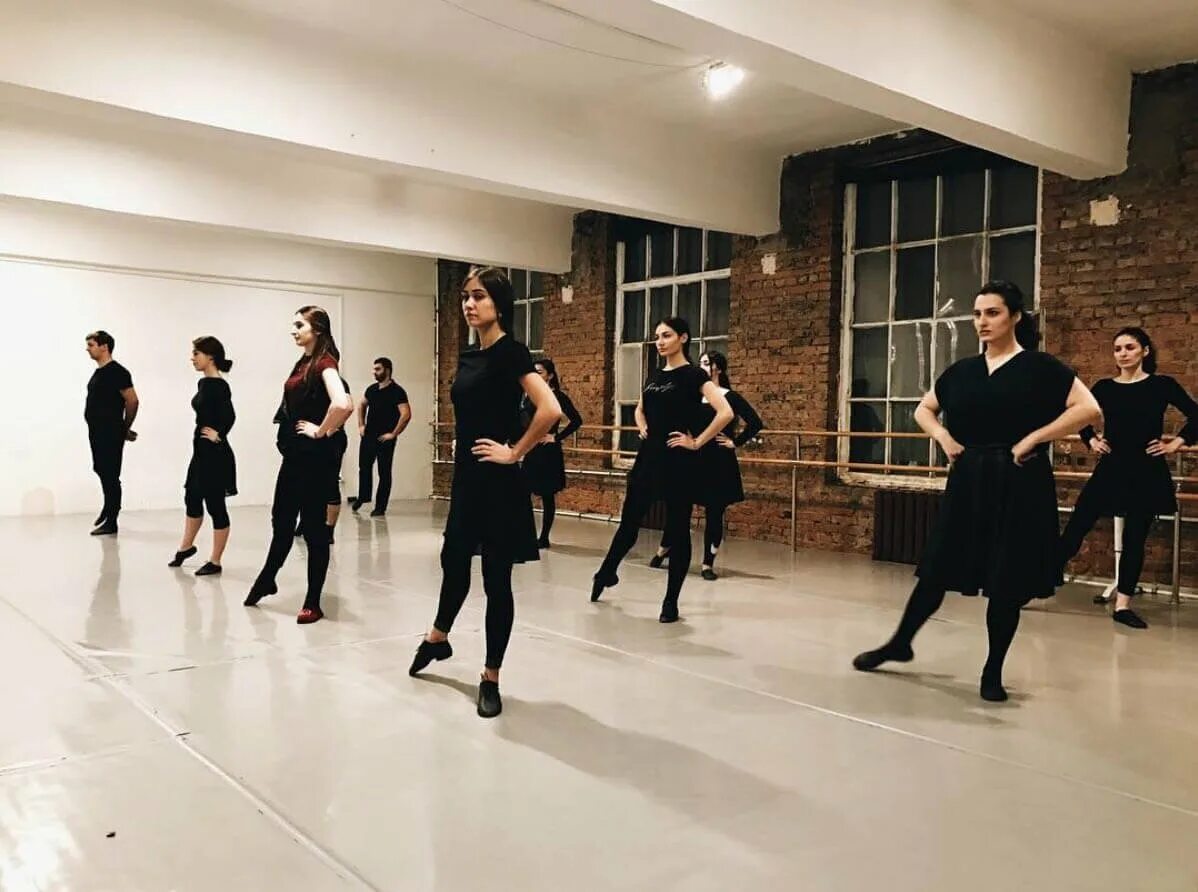 Ансамбль лезгинка дагестан. Ансамбль лезгинка ростов на дону. Кавказ лэнд школа танцев. Школа лезгинки. Тюз тепсеу танец.