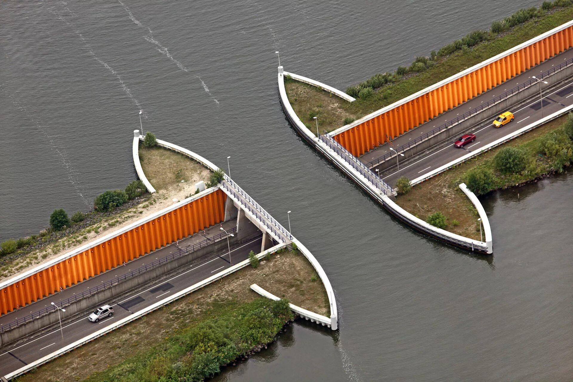 Самый длинный переход. Акведук Veluwemeer, Нидерланды.. Водный мост Велувемир Нидерланды. Мост в Нидерландах акведук. Акведук Велувемеер мост.