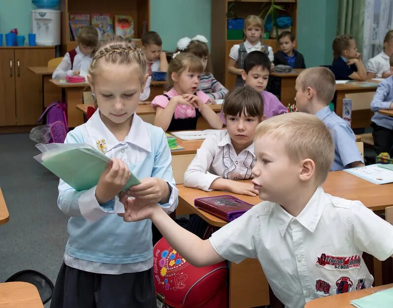 В школах детям раздают. Учитель раздает тетради. Продленка в школе. Ребенок раздает тетради. Дежурный раздает тетради картинки.