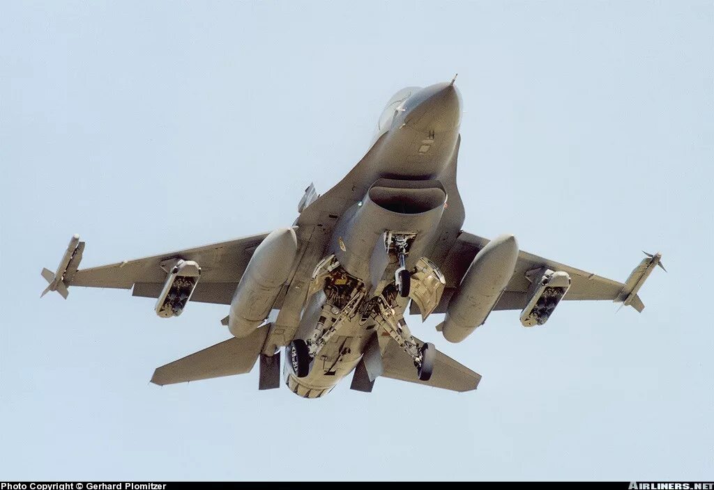Снизу 16. F-16 Fighting Falcon. F-16 воздухозаборник. F-16 DSI. F-16 C DSI-воздухозаборником.
