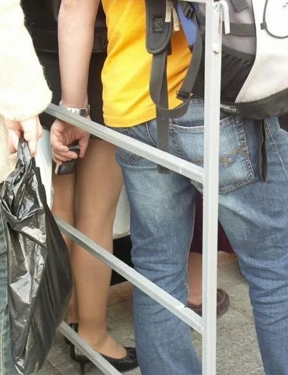 Подсматривает в окно бинокль. Заглядывает через забор. Как называют людей которые подглядывают. Как называют людей которые подглядывают. Женщина в замочной скважине.