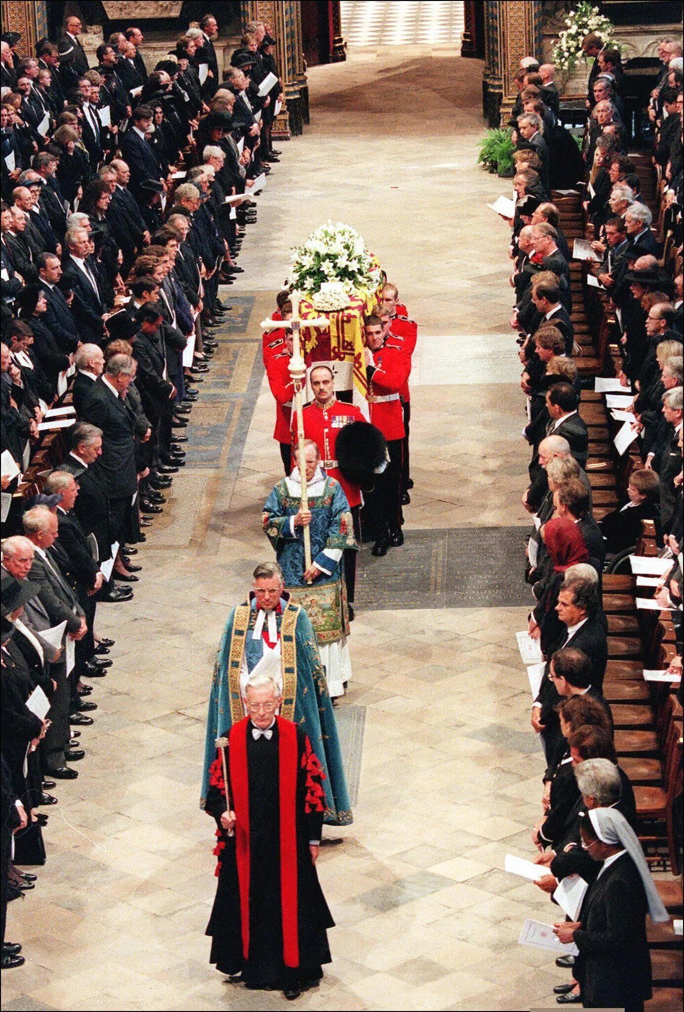 Фото похороны дианы. Похороны принцессы Дианы 1997. Похороны принцессы Дианы в Вестминстерском аббатстве. Похороны принцессы Дианы. Похороны леди Дианы Спенсер.