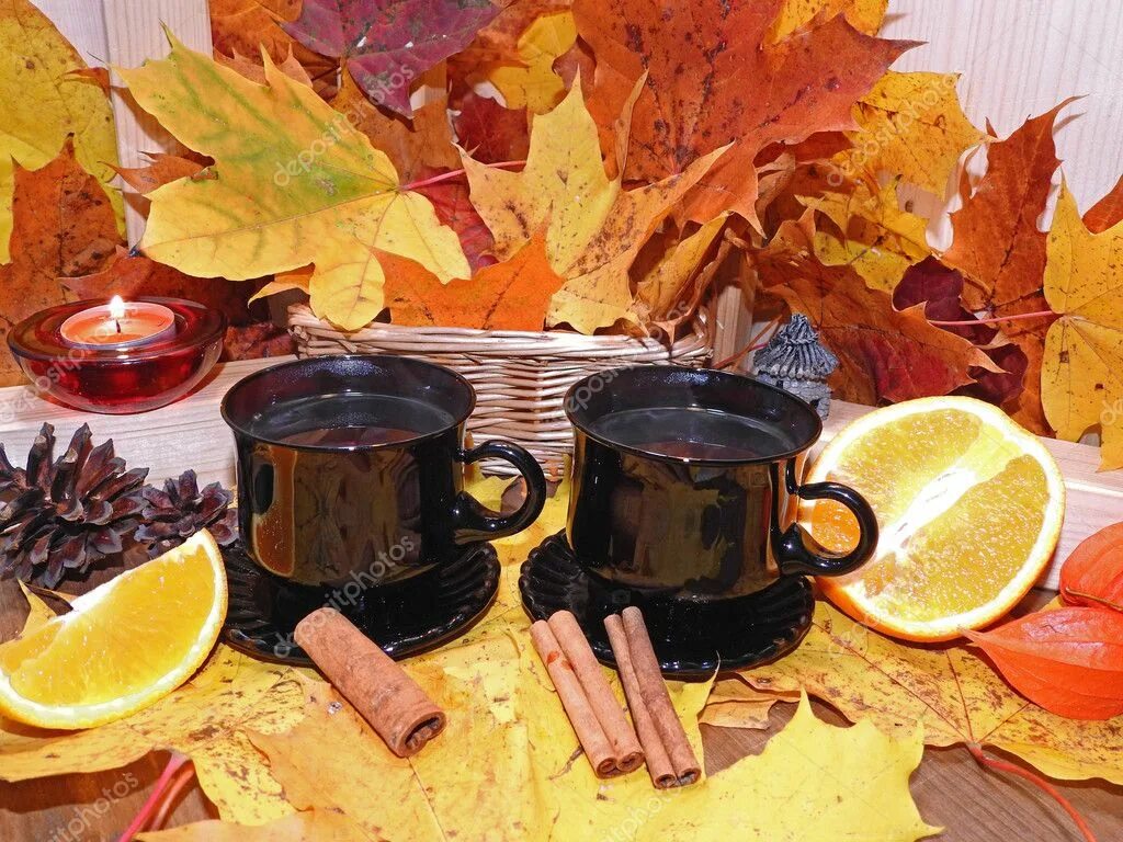 Осенний стучать. Чай осенняя тематика. Осенний чай фото. Приглашение на рюмочку чая осень. Осенняя картинка осени чая подушки.