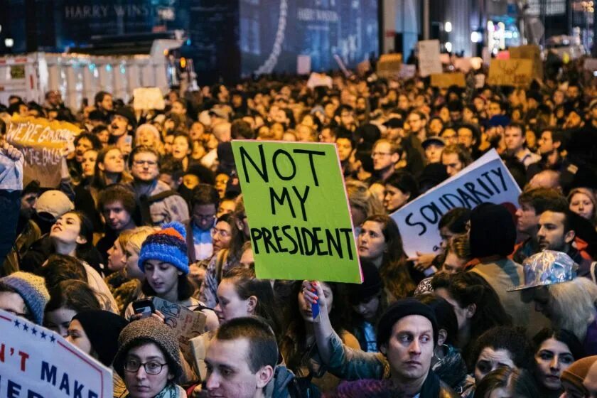 Хиллари клинтон и трамп. Трамп протесты 2016. Джо байден против трампа. Митинги в сша против трампа. Против дональда трампа.
