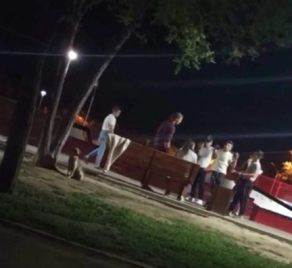 Нападения в парках. Скейт парк в Астрахани. Компания подростков на улице вечером.