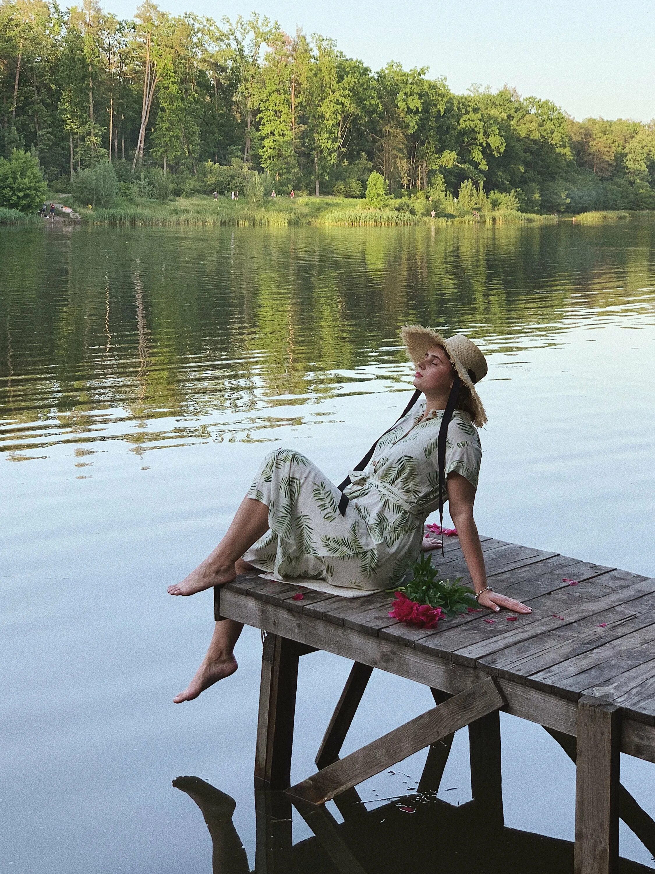 Девушки на озере. Фотосессия у озера девушки. Фотосессия около озера. Женщина в озере. Дама озера