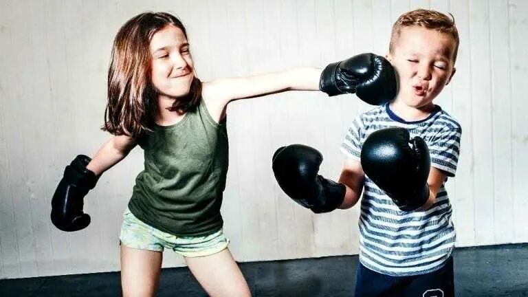 Мальчик и девочка дерутся. Драка мальчика итдевочки. Маленьких девочек бьют. Мальчик с девочкой боксируют.