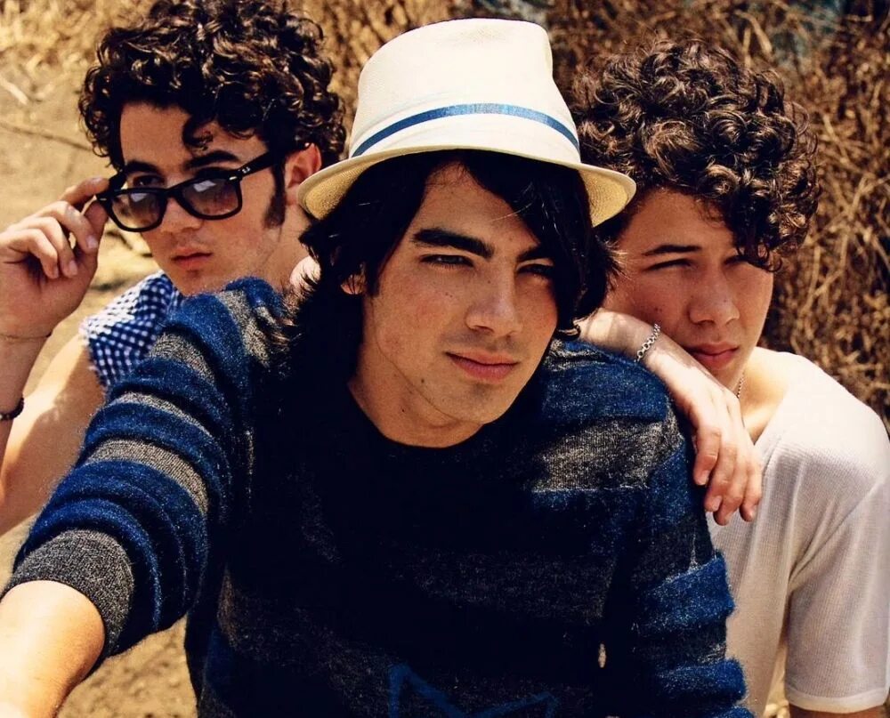 Brothers camp. Группа Jonas brothers Джо. Ник Джонас Камп рок. Jonas brothers выпустили сингл Waffle House. Jonas brothers Sucker обложка.