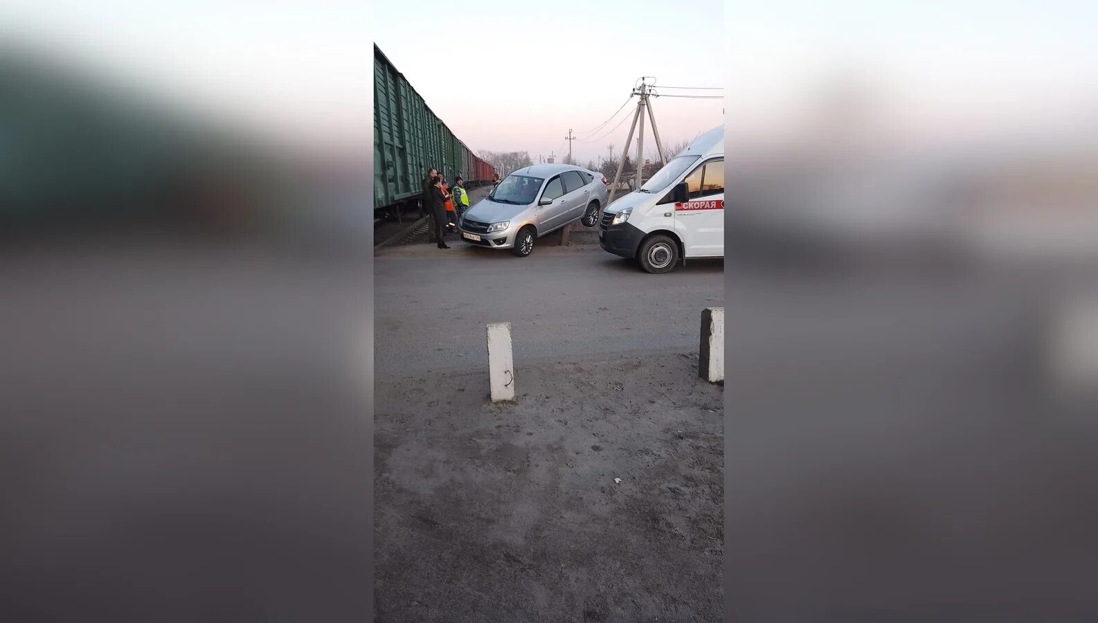 Поезд на переезде. Столкновение поезда с машиной. Столкновение поезда с машиной. Дтп в ухоловском районе рязанской области. Машина врезается в шлагбаум.