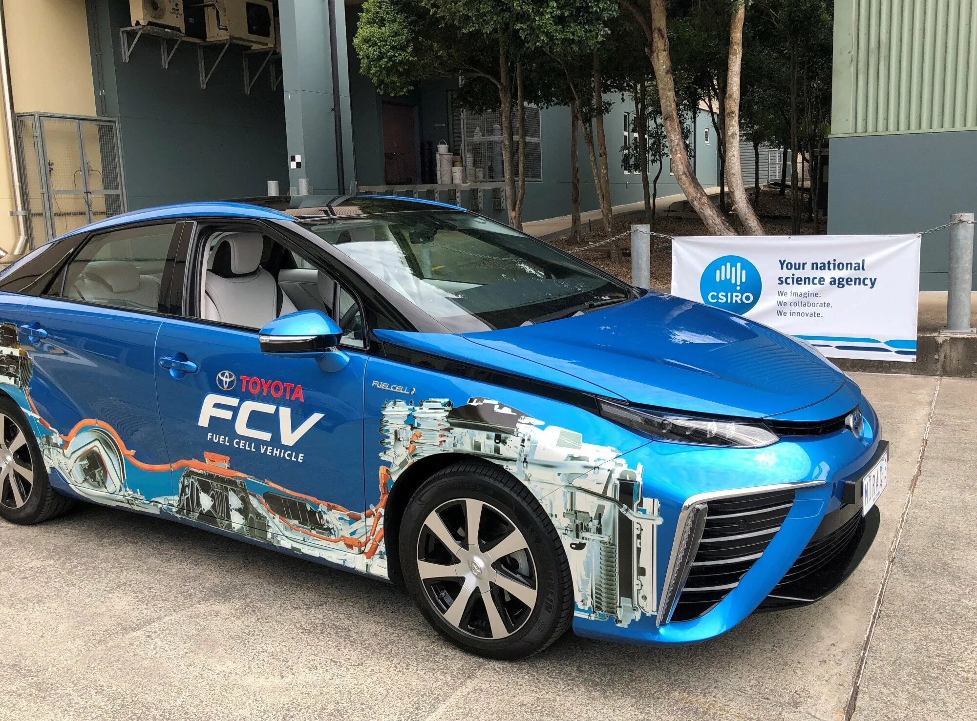 Водородные авто. Toyota Mirai fuel. Toyota Mirai на водородном топливе. Водородный электромобиль. Автомобиль на водороде.