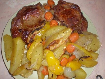 Кусочки свинины с овощами в духовке