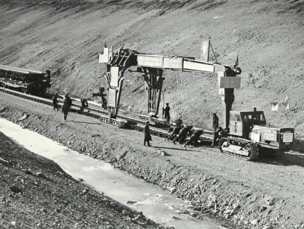 В каком году построили бам. Строительство БАМ. Железнодорожные войска БАМ. Военные железнодорожники Байкало-Амурской магистрали.. Байкало-Амурская магистраль воины железнодорожники 1979 год.