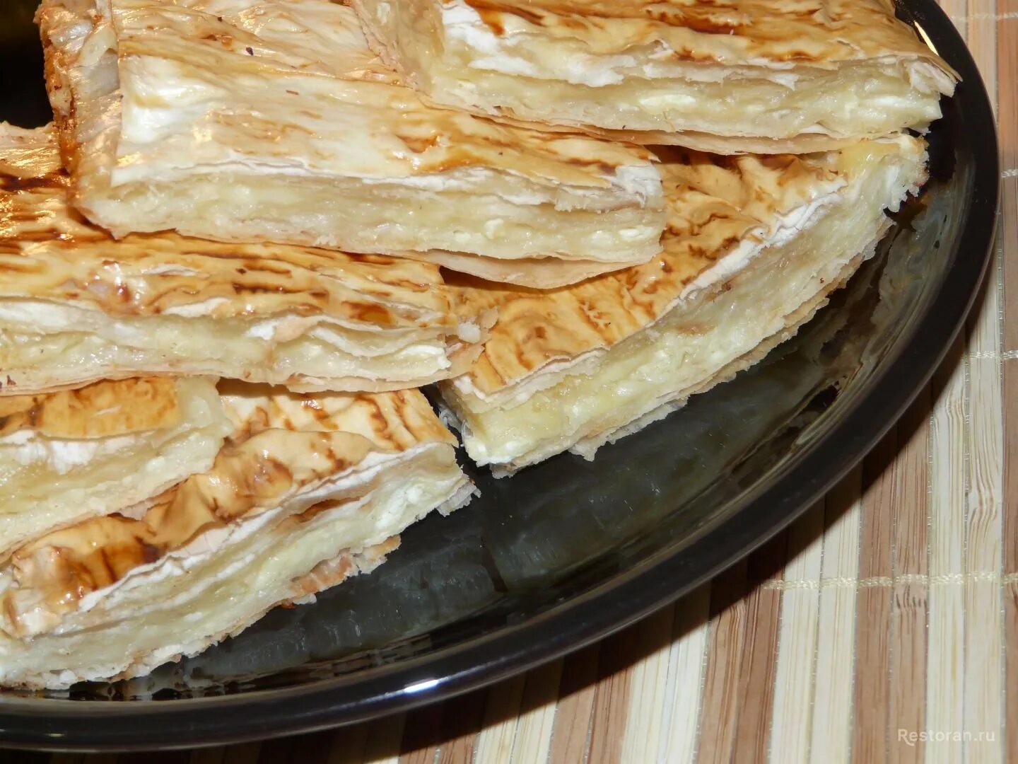 Рваный пирог из лаваша на сковороде. Сырный пирог из лаваша. пирог из армянского лаваша. армянский лаваш с сыром. пирог из лаваша с сыром в духовке.
