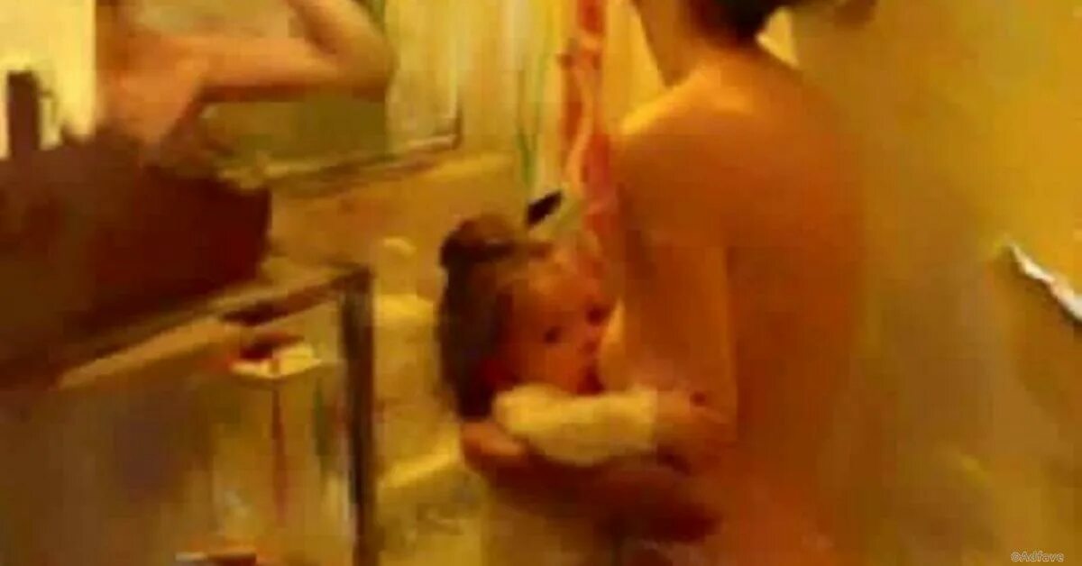 Дочка моется. Перед сыном. Молодая мамочка в ванной. Сын смотрит маму мама в бани