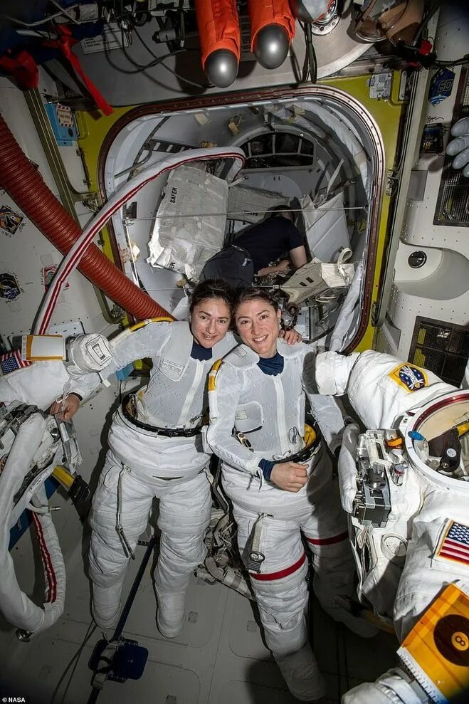 современная космонавтика. покажи космонавтика. покажи космонавтика. покажи космонавтика. костюм космонавта наса.