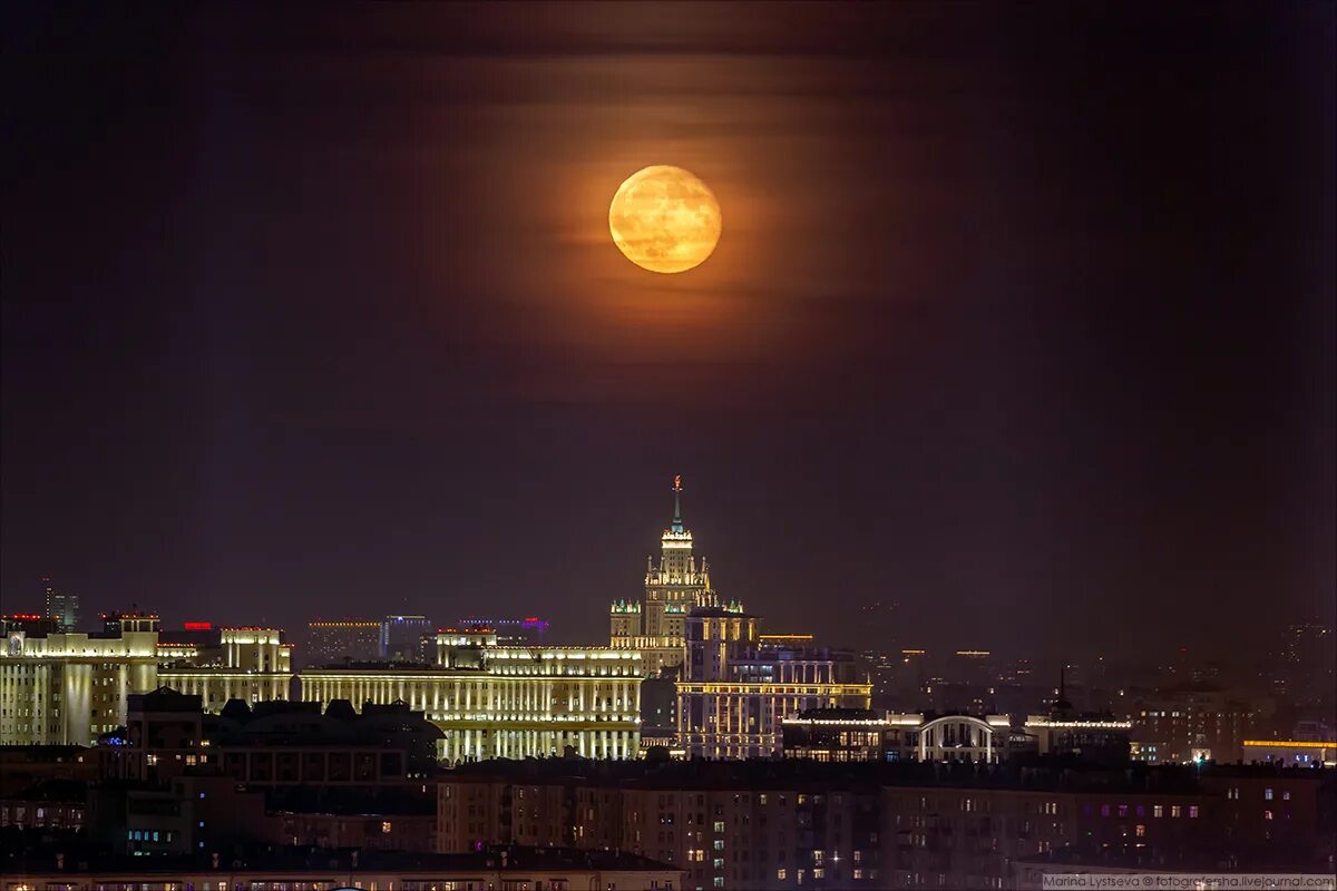 Почему ночь желтая. Суперлуние в Питере. Луна над Москвой. Город на Луне. Луна над городом.