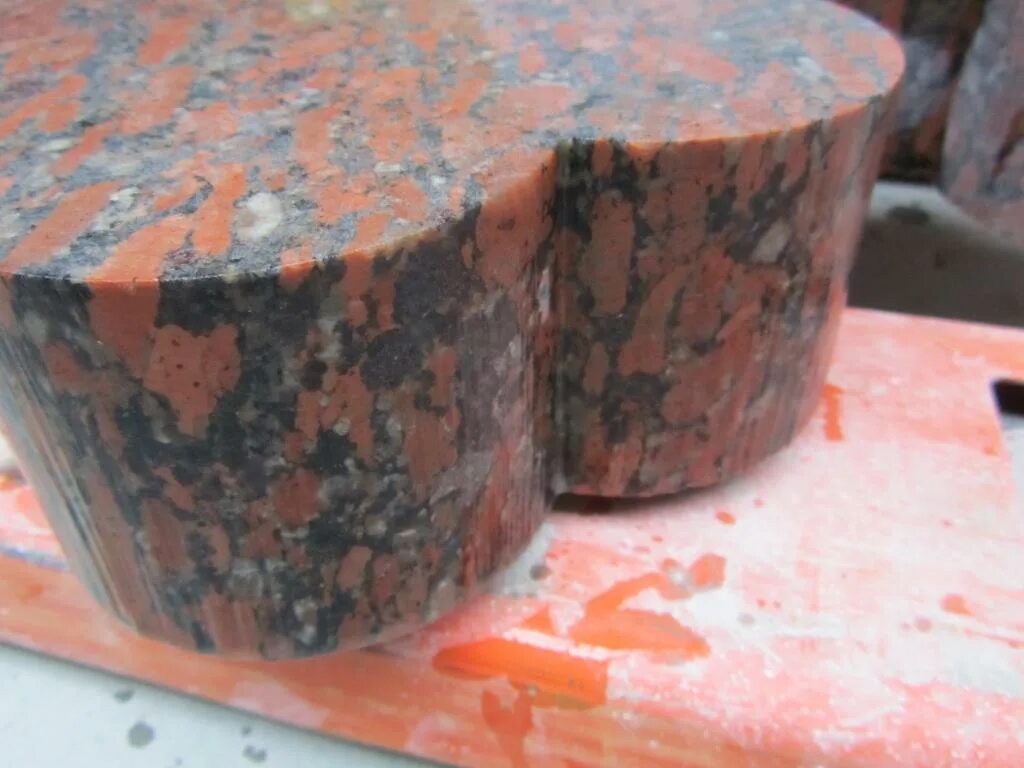Абразивная резка гранита 30 мм. Резка натурального камня. Гидроабразивная прямая гранита. Бочка под стол для резки камня гранита.