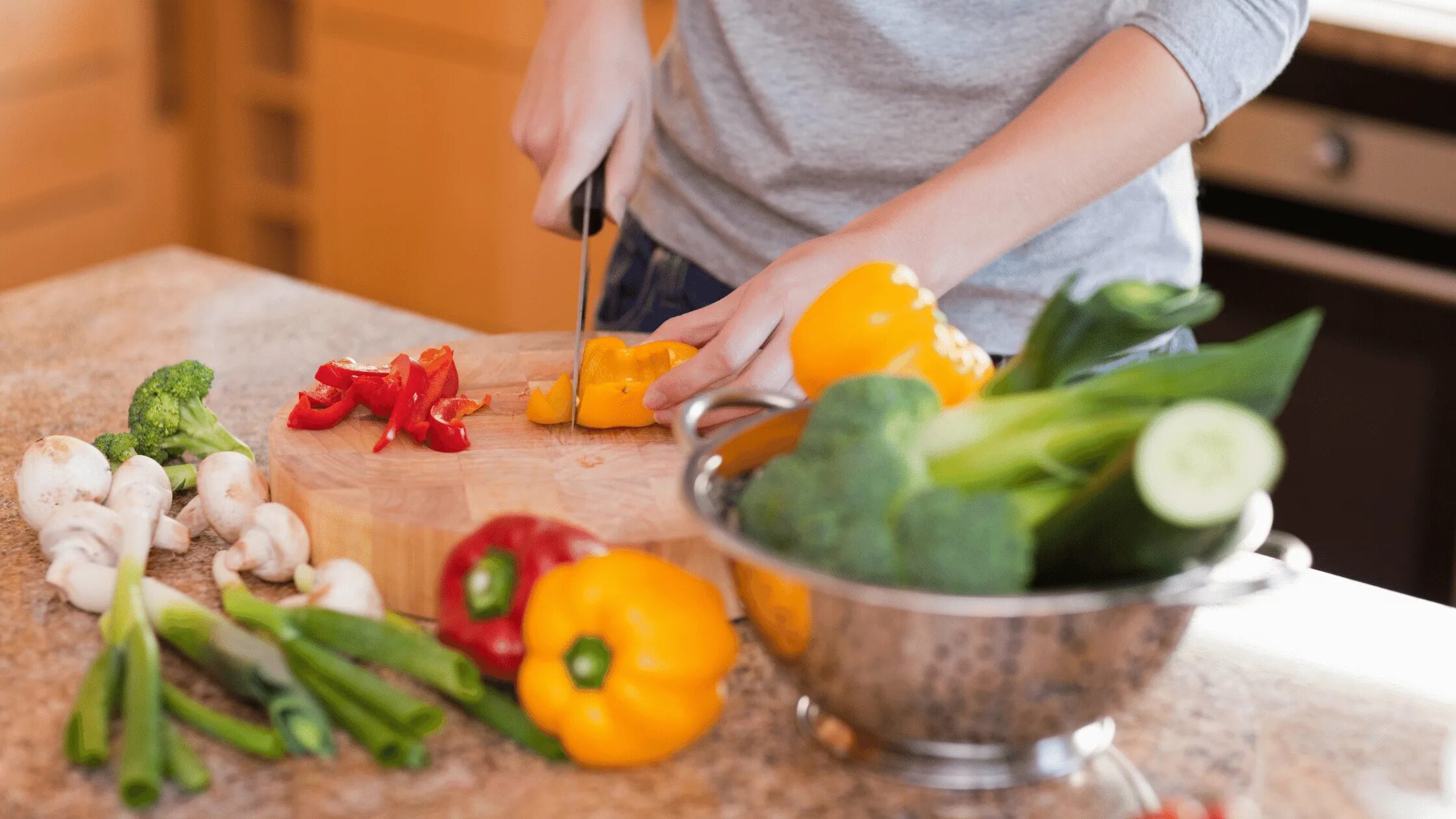 Cutting vegetables. Женщина нарезает овощи. Девушка на кухне режет овощи. Женщина режет салат. Девушка режет овощи на салат на природе.