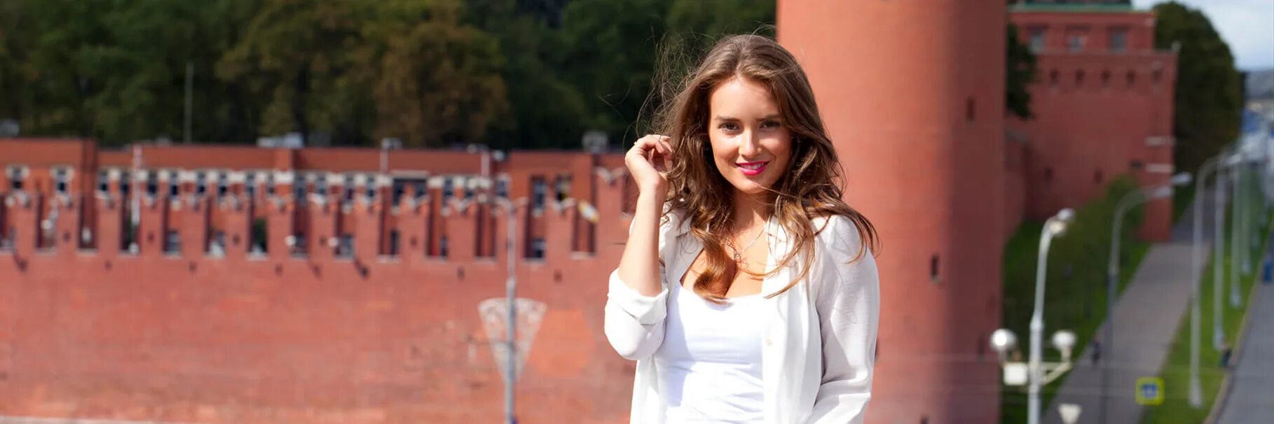 Девушка в городе. Женщину города москвы. Дамы на ночь. Туризм красная площадь. Женщину города москвы.