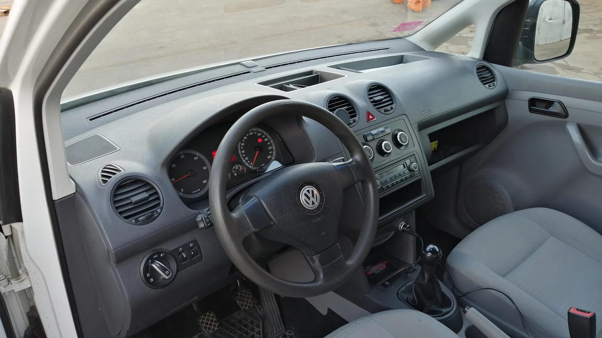 Салон кадди. Volkswagen caddy 3 салон. Volkswagen caddy 3 салон. Салон кадди. Volkswagen caddy 2018 салон.
