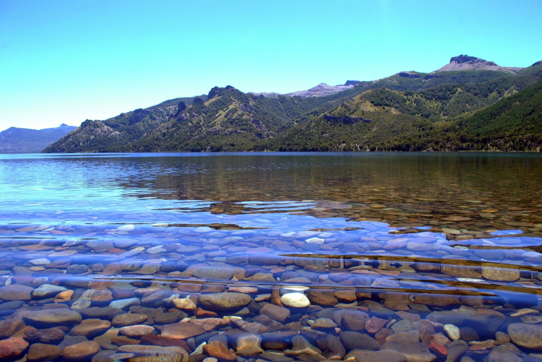 Прозрачность воды в озерах. Озеро Байкал вода. Озеро Байкал прозрачная вода. Озеро Байкал прозрачность воды. Байкал пресноводное озеро.