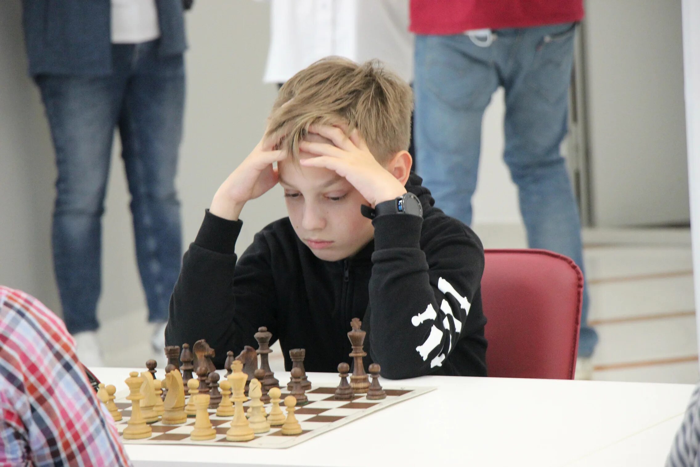 Карпов и каспаров шахматисты. Шахматный матч. Шахматный матч. Фото гроссмейстеров по шахматам. Турнир по шахматам кубки.