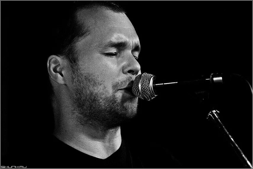 Певец с микрофоном фото. Микрофон солист. Микрофон солист. Микрофон солист. Поет в микрофон.