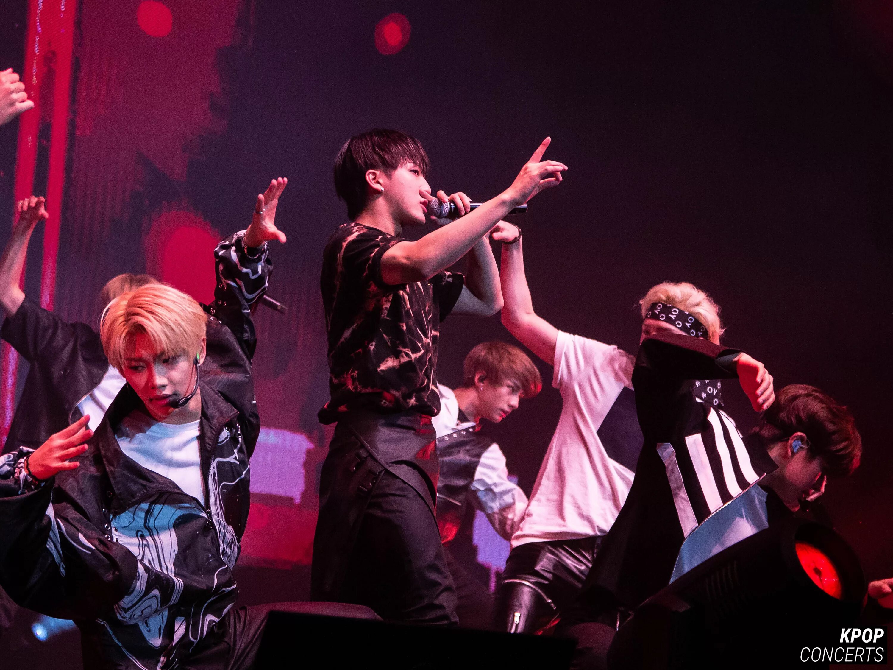 Pop concert. Группа Stray Kids на сцене. Концерт Stray Kids в Москве 2019. Сцена k Pop Stray Kids. K-Pop концерты Stray Kids.