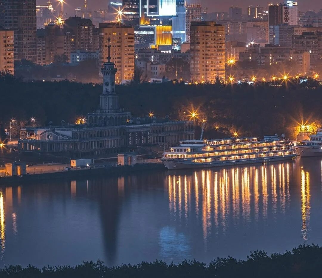 Улица речной вокзал москва. Северный речной вокзал москва. речной вокзал москва ночью. парк северного речного вокзала. речной порт москва речной вокзал ночью.