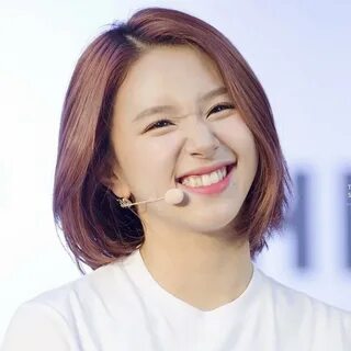 Thread by @hellojinnie, a thread of son chaeyoung smiling but her smile gets big
