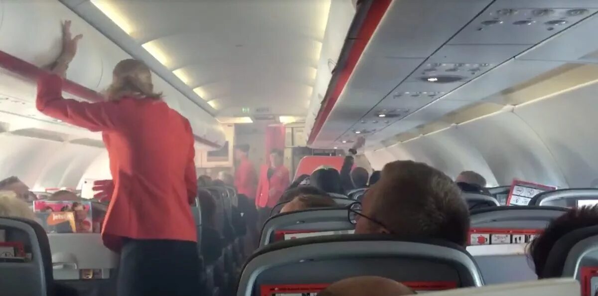 The plane showed the passengers. Задымление в самолете. Огонь в салоне самолета. Пожар в салоне самолета. Задымленный салон самолета.