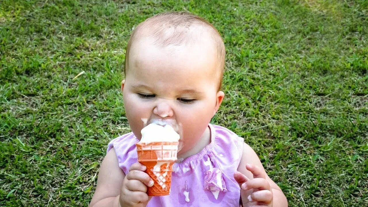 Дети едят мороженое. Смешные дети. Ребенок с мороженым. Ребенок ест. This baby 1