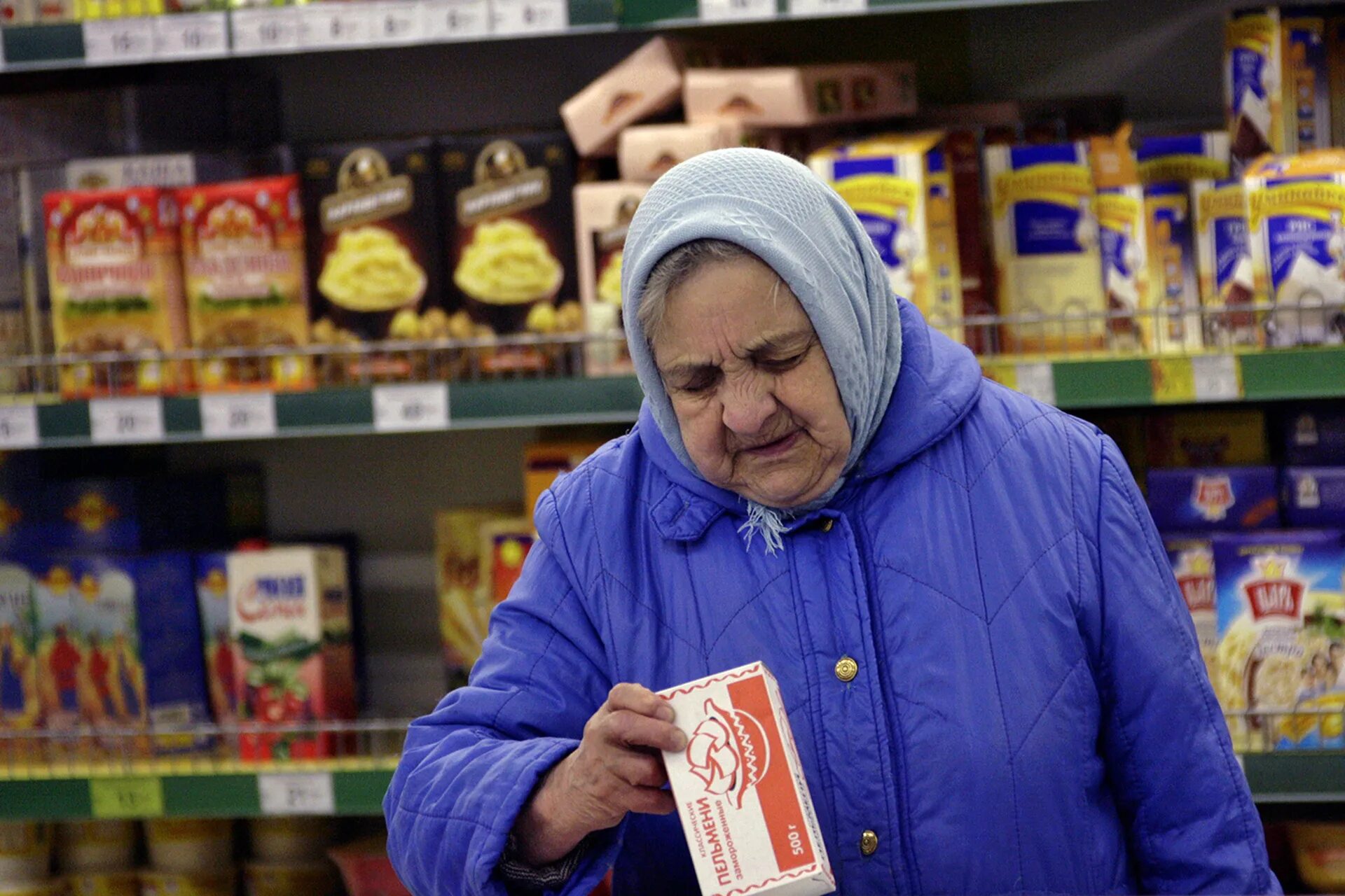 Бабка в магазине. Пенсионеры в магазине. Бабушка в магазине. Бабушка в продуктовом магазине. Бабульки в магазине.