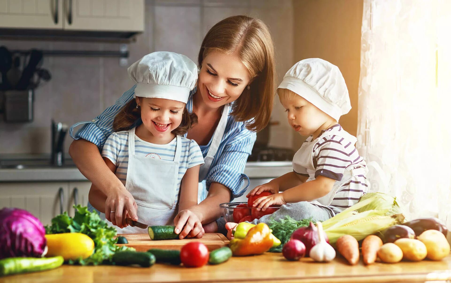 Vegetable family. Кулинария для детей. Готовка с детьми. Кухня для детей. Мама с ребенком на кухне.
